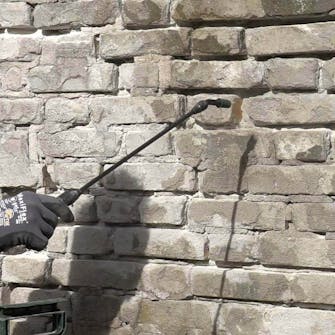 Mur med ødelagt puss og løse fuger: Vann muren Mur med ødelagt puss og løse fuger: Vann muren